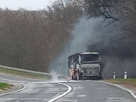 FOTO // Un autocar cu pasageri a luat foc în apropiere de Strășeni. Poliția: Ducea oamenii la protest